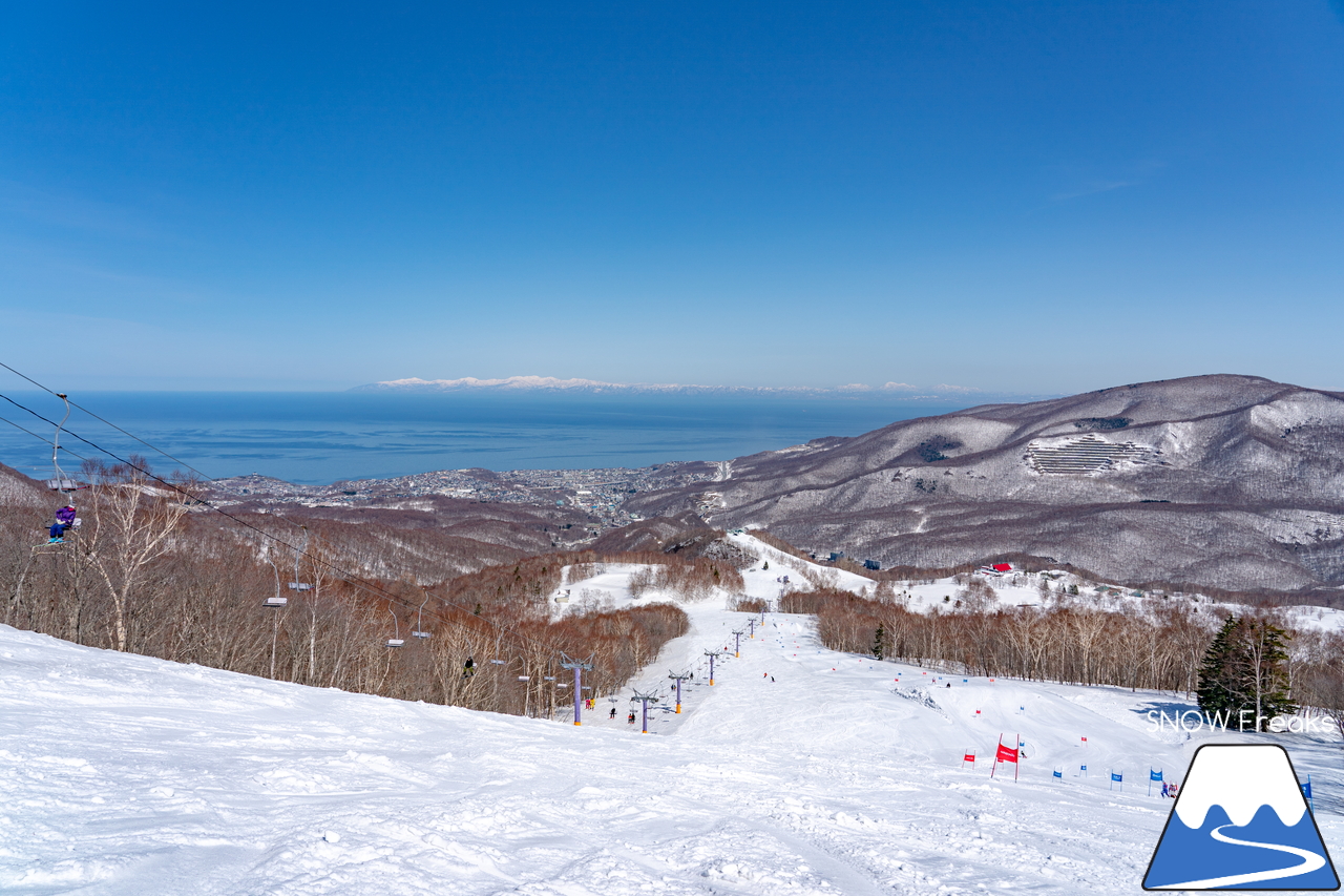 朝里川温泉スキー場｜豊富な残雪のおかげで、4月10日（日）まで営業延長中！日本海を眺めながら、のんびり春スキー＆スノーボードを楽しみましょう♪